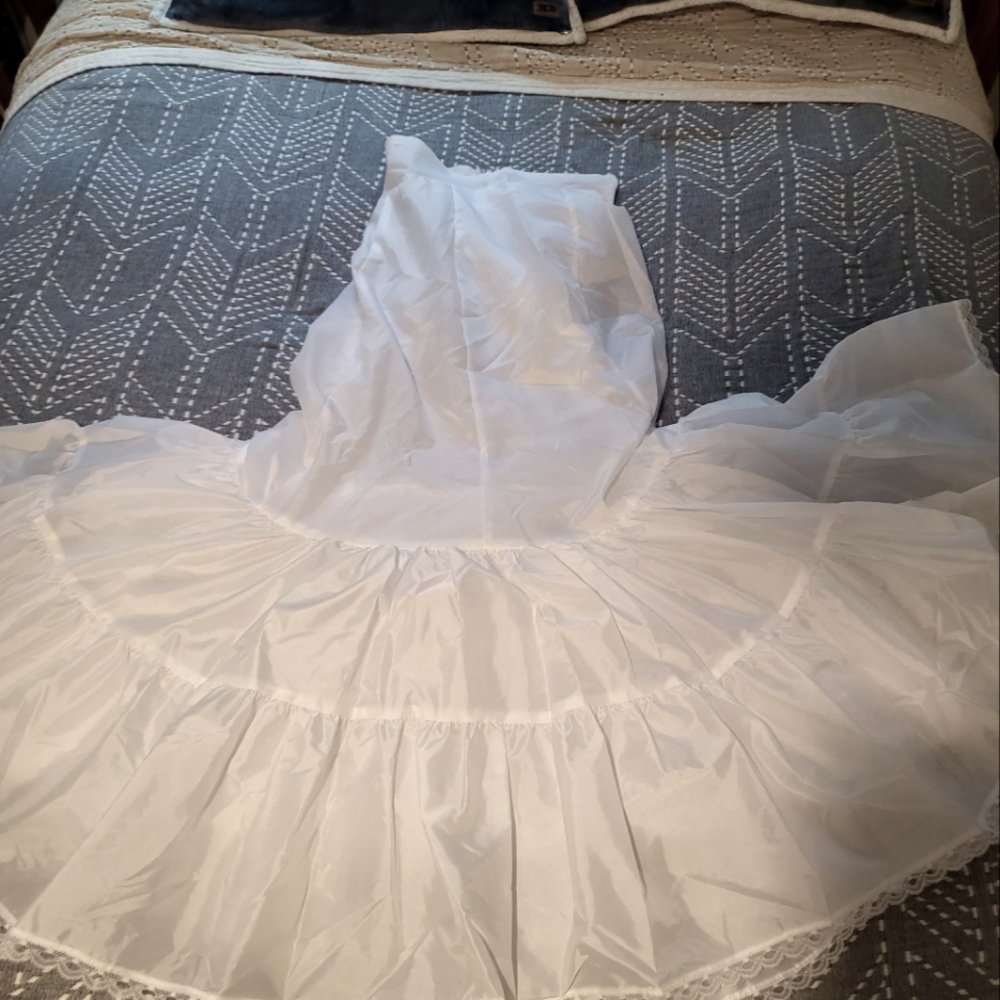 White Tull layered step petticoat.  back zipper.See pictures for measurements